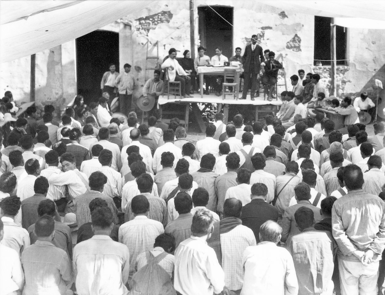 Treffen der Campesinos: Am Tisch Xavier Guerrero und Julio Antonio Mella, Jalapa, Mexiko, 1927 von Tina Modotti