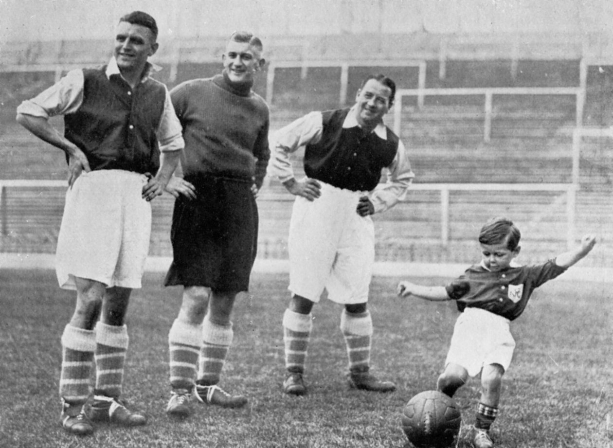 Der junge Tony Hapgood zeigt seine Fähigkeiten in Highbury, London, ca. 1933-1937 von Topical Press Agency