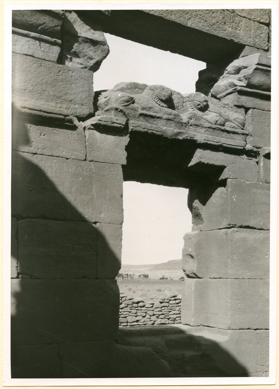 Architrav im Tempel, Naqa, Sudan, Fotografie von Ugo Monneret de Villard von Ugo Monneret de Villard