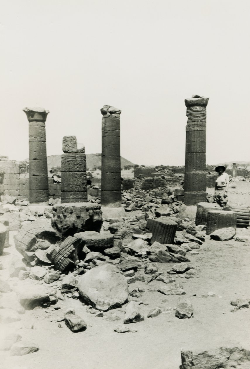 Säulen und Ruinen des Tempels im Großen Gehege, Musawwarat es Sufra, Sudan, Fotografie von Ugo Monneret de Villard von Ugo Monneret de Villard