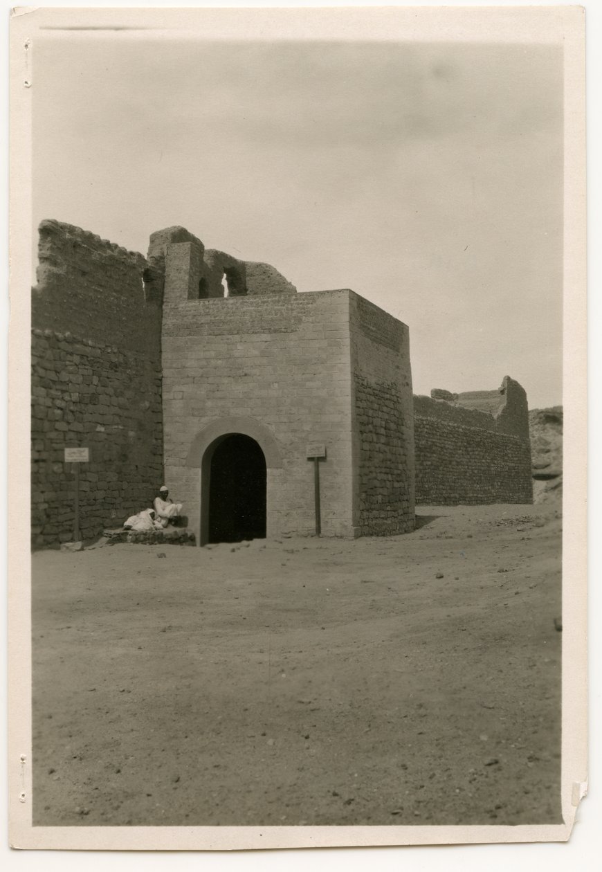 Östliches Tor und Turm des Klosters St. Simeon, Assuan, Ägypten von Ugo Monneret de Villard