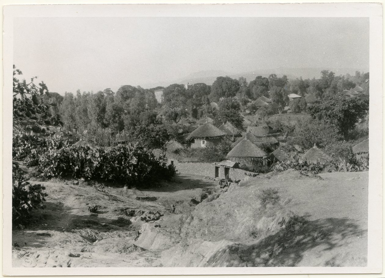 Äthiopisches Dorf mit runden, strohgedeckten Häusern, Axum, Äthiopien von Ugo Monneret de Villard