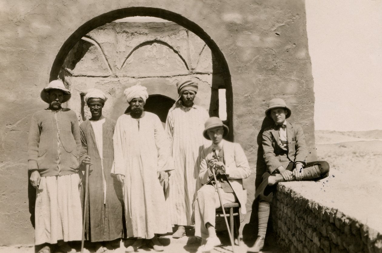 Vier Arbeiter, Architekt Ferdinando Reggiori und Archäologe Ugo Monneret de Villard im Kloster St. Simeon, Assuan, Ägypten, Foto von Ugo Monneret de Villard von Ugo Monneret de Villard
