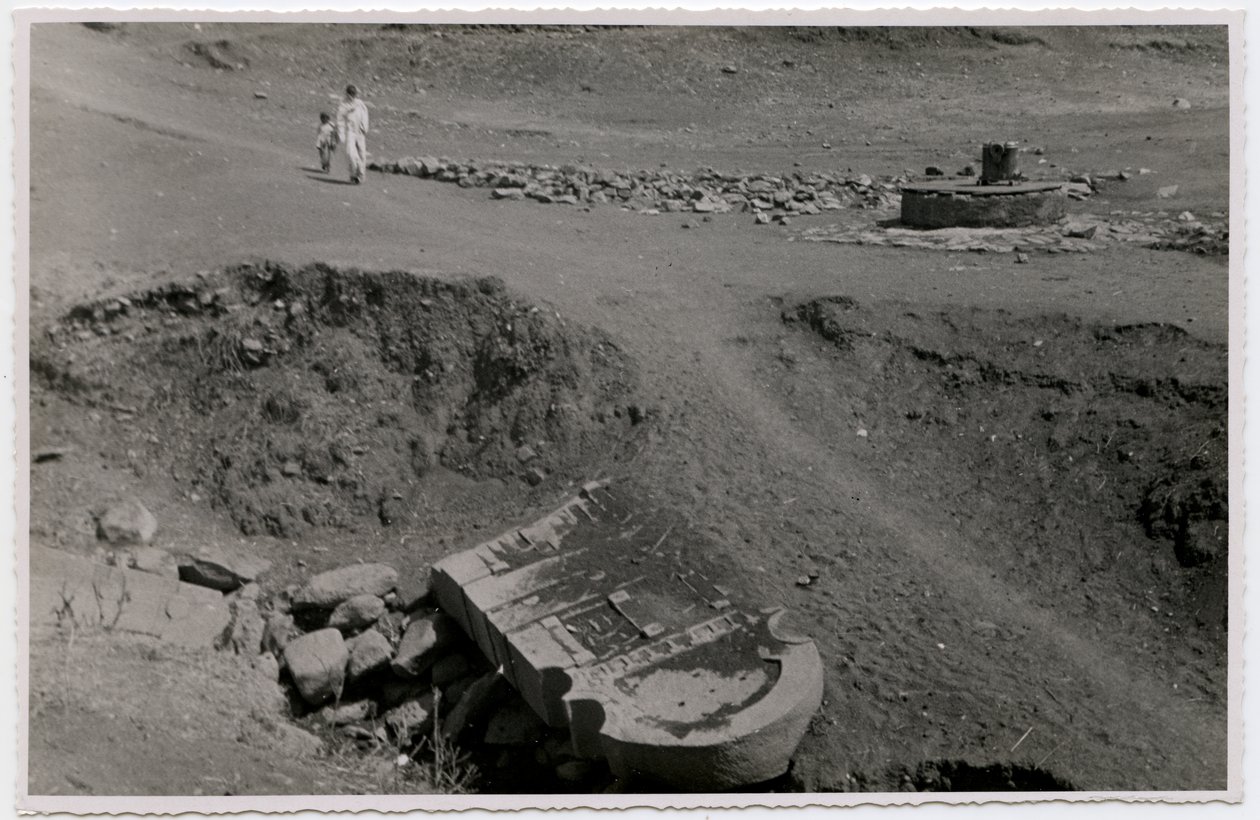 Fragmente der Stele, Axum, Äthiopien, Fotografie von Ugo Monneret de Villard von Ugo Monneret de Villard