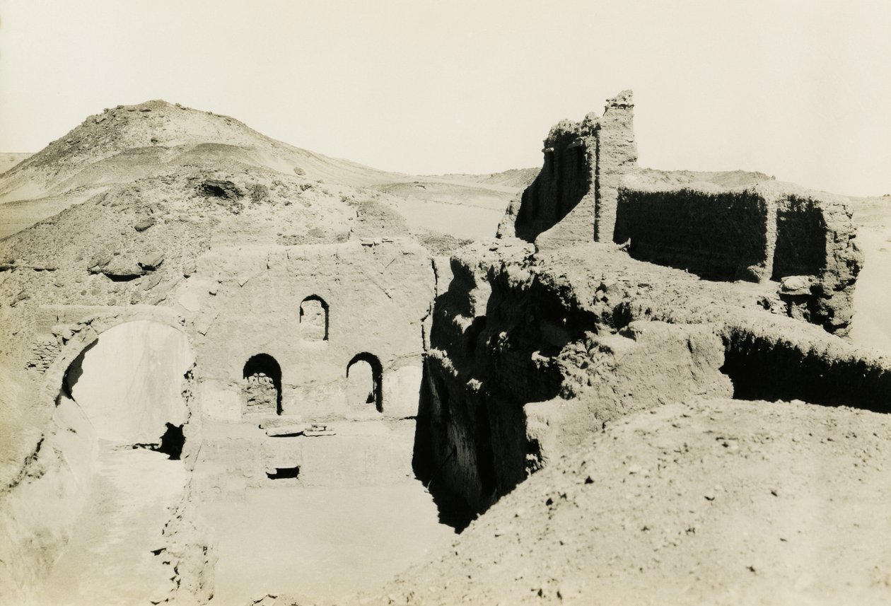 Innenraum der großen Festung (Qasr) des Klosters St. Simeon, Assuan, Ägypten von Ugo Monneret de Villard