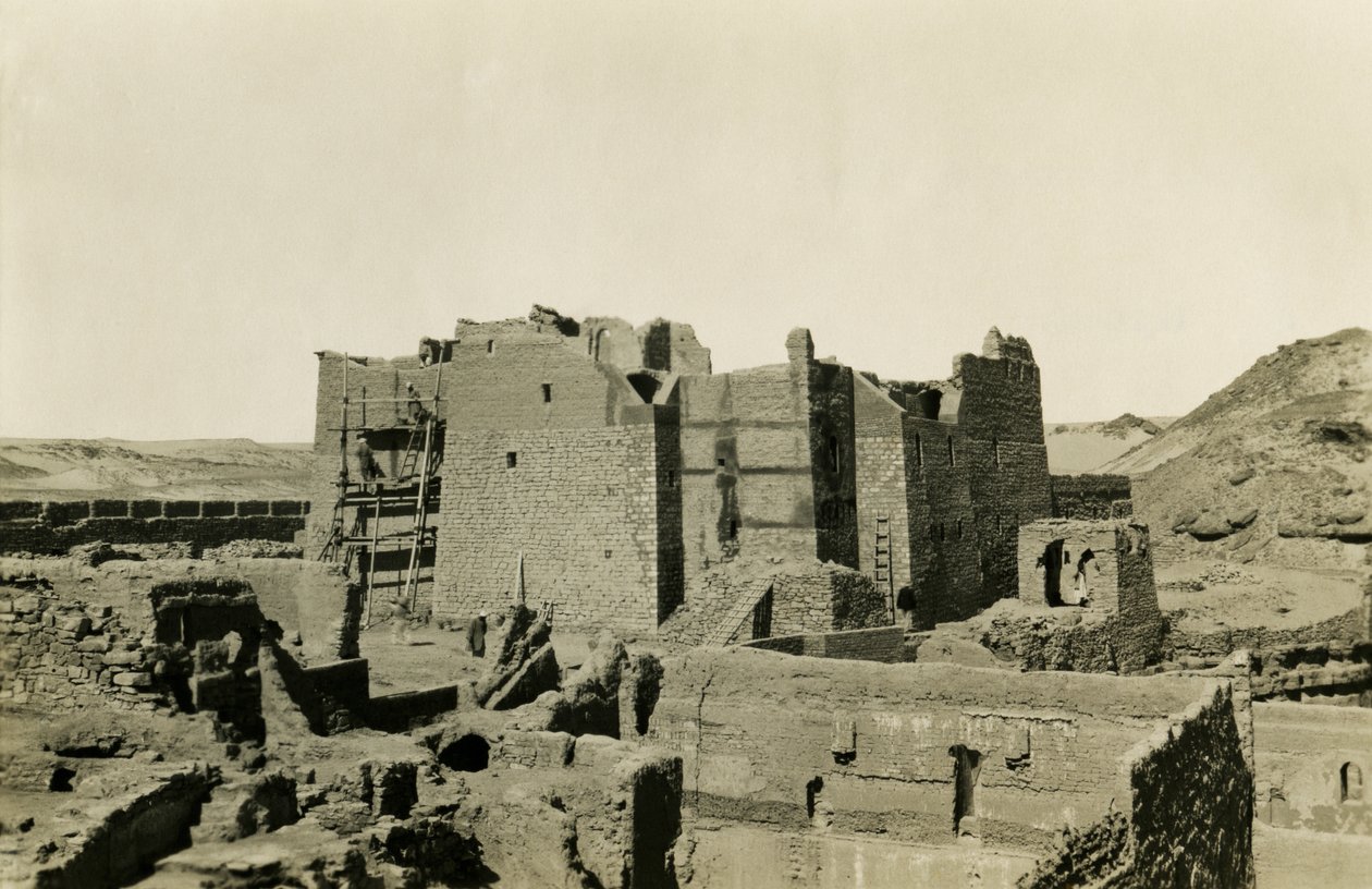 Kloster des Heiligen Simeon während seiner Restaurierung, Assuan, Ägypten, Fotografie von Ugo Monneret de Villard von Ugo Monneret de Villard