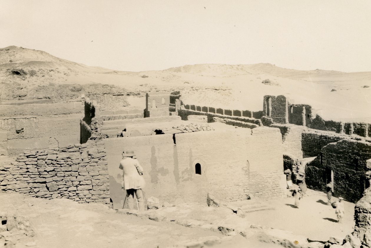 Kloster St. Simeon, Blick zur unteren Terrasse, Assuan, Ägypten von Ugo Monneret de Villard
