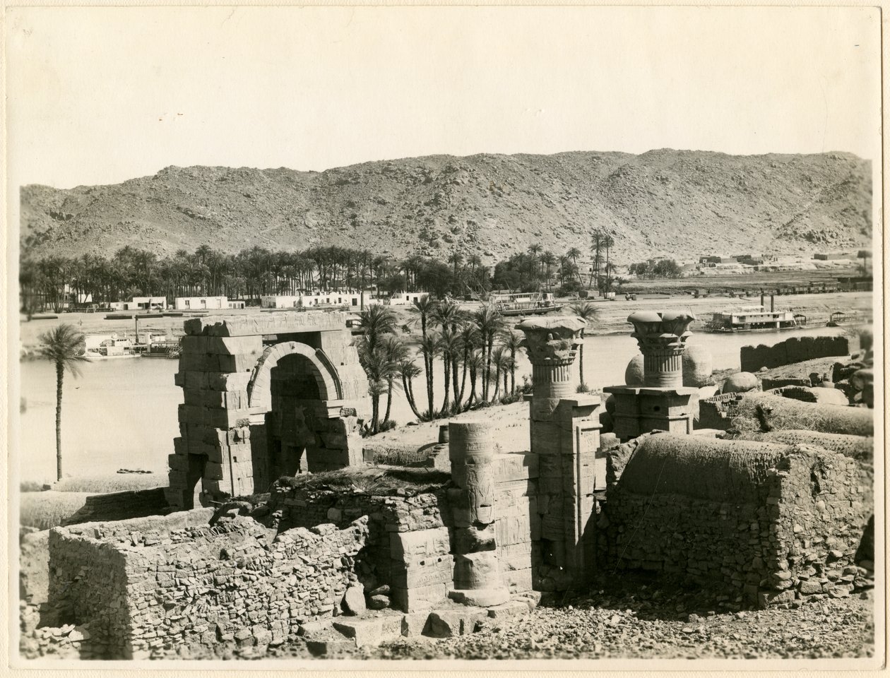 Tempel des Osiris, vor der Restaurierung, Bigeh-Insel, Ägypten, Fotografie von Ugo Monneret de Villard von Ugo Monneret de Villard