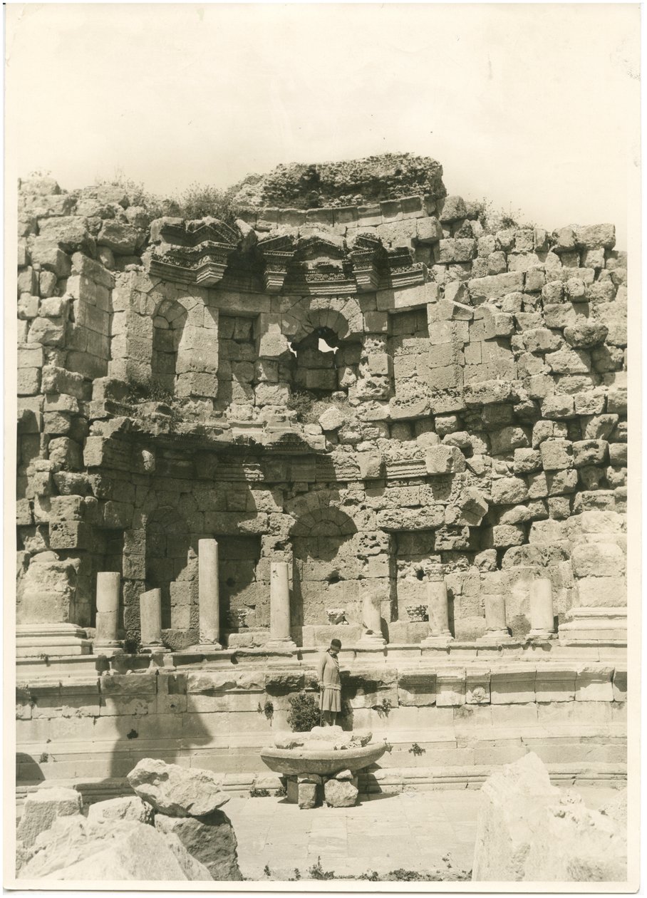 Das Nymphäum, griechisch-römische Stadt Gerasa (heute Jerash), Fotografie von Ugo Monneret de Villard, ca. 1930 von Ugo Monneret de Villard