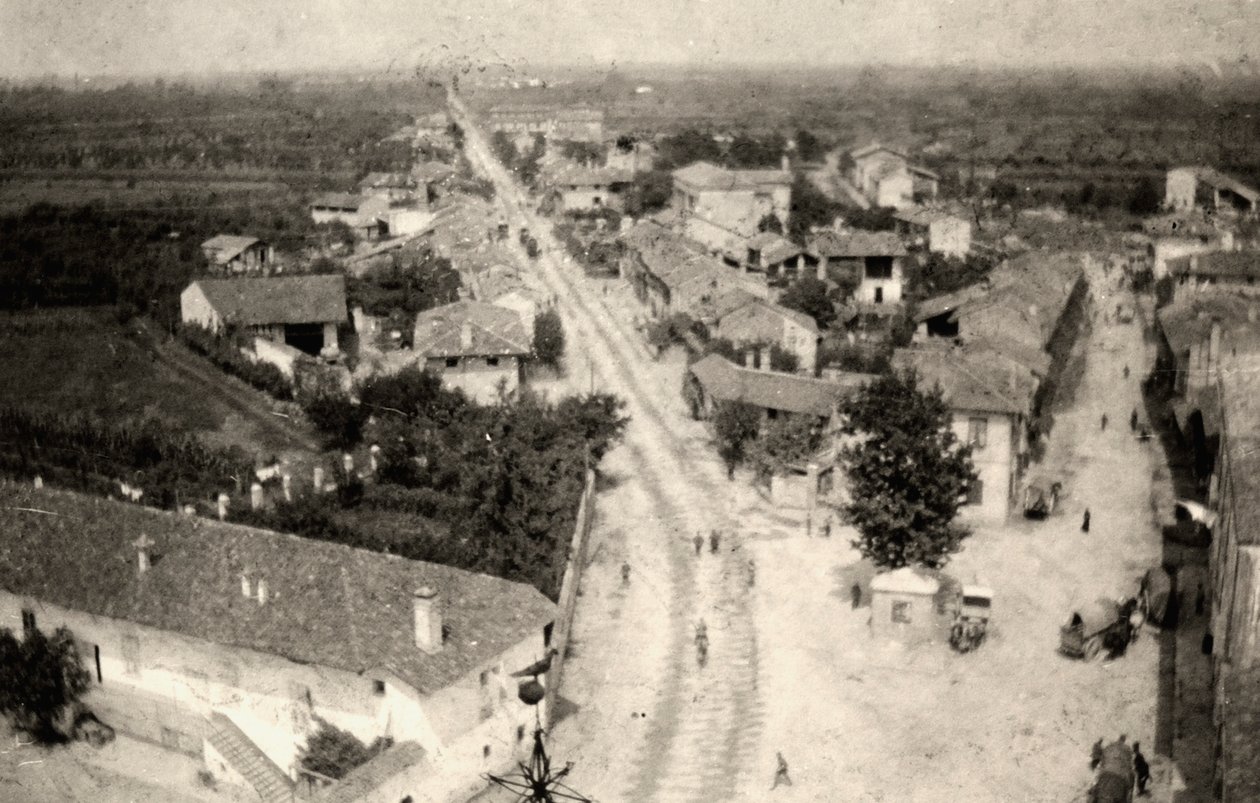 Panoramaaufnahme der Stadt Romans, aufgenommen vom Glockenturm der Kirche während des Ersten Weltkriegs von Ugo Ojetti