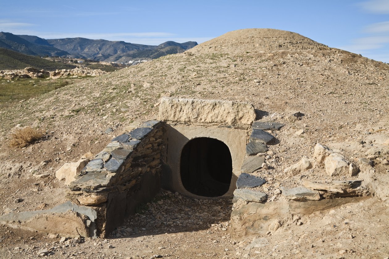 Eingang zum rekonstruierten Rundgrab im Nekropolis-Gebiet, Los Millares, nahe Santa Fe Mondujar von Unbekannt Unbekannt