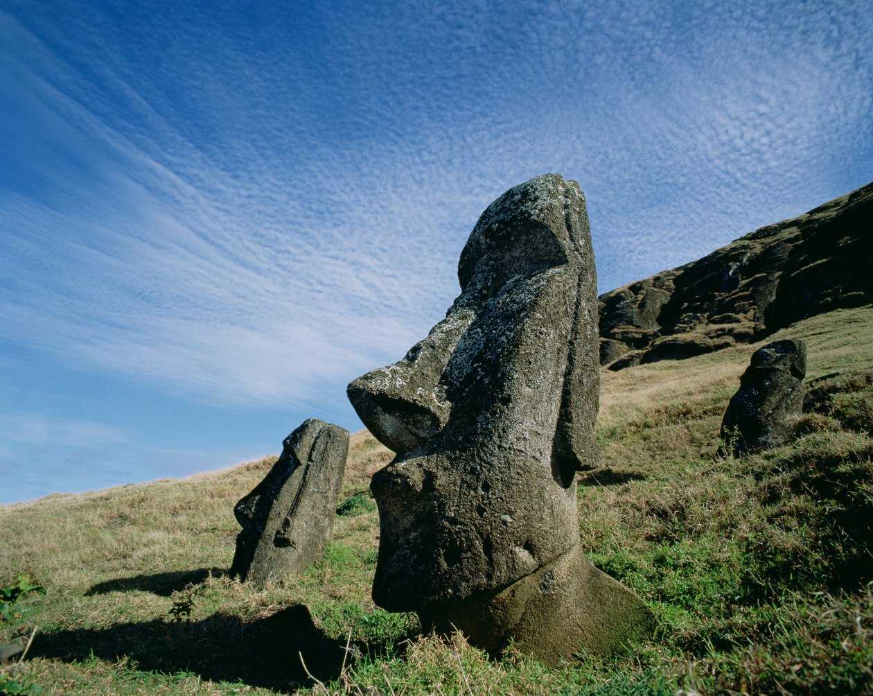 Monolithische Statuen im Rano Raraku Steinbruch, um 1000-1600 von Unbekannt Unbekannt