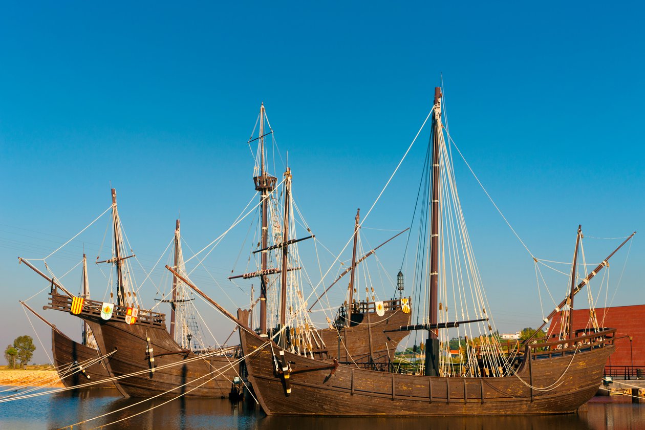 Repliken der Schiffe, mit denen Kolumbus nach Amerika segelte, am El Muelle de las Carabelas, oder Der Kai der Karavellen in Palos de la Frontera, Provinz Huelva, Andalusien, Südspanien von Unbekannt Unbekannt