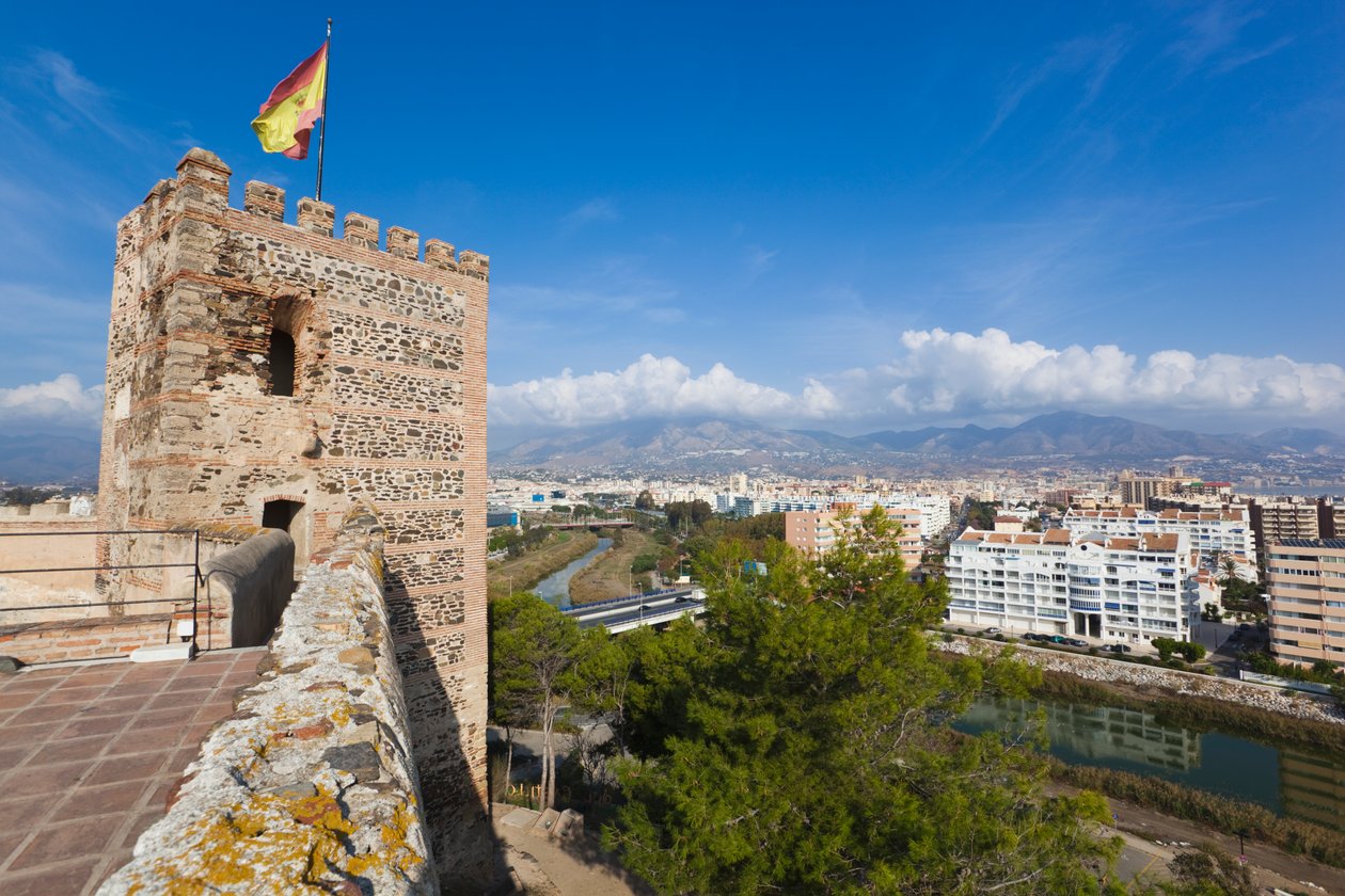 Blick vom Sohail Castle über den Fluss Fuengirola zur Stadt von Unbekannt Unbekannt