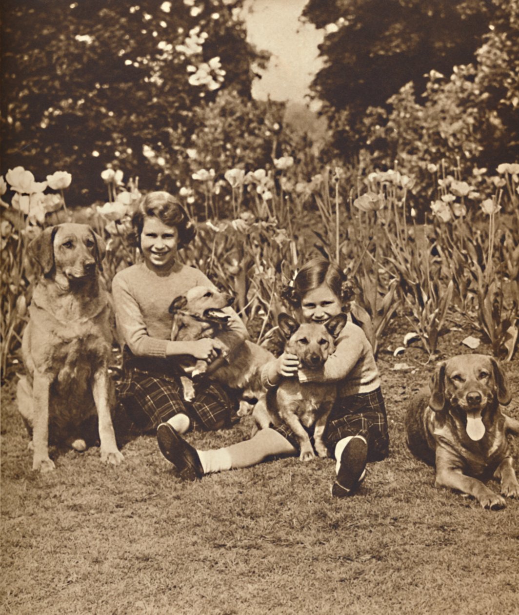 -Und Freunde, Prinzessinnen Elizabeth und Mary in der Royal Lodge, Windsor, um 1936-1937 von Unbekannt