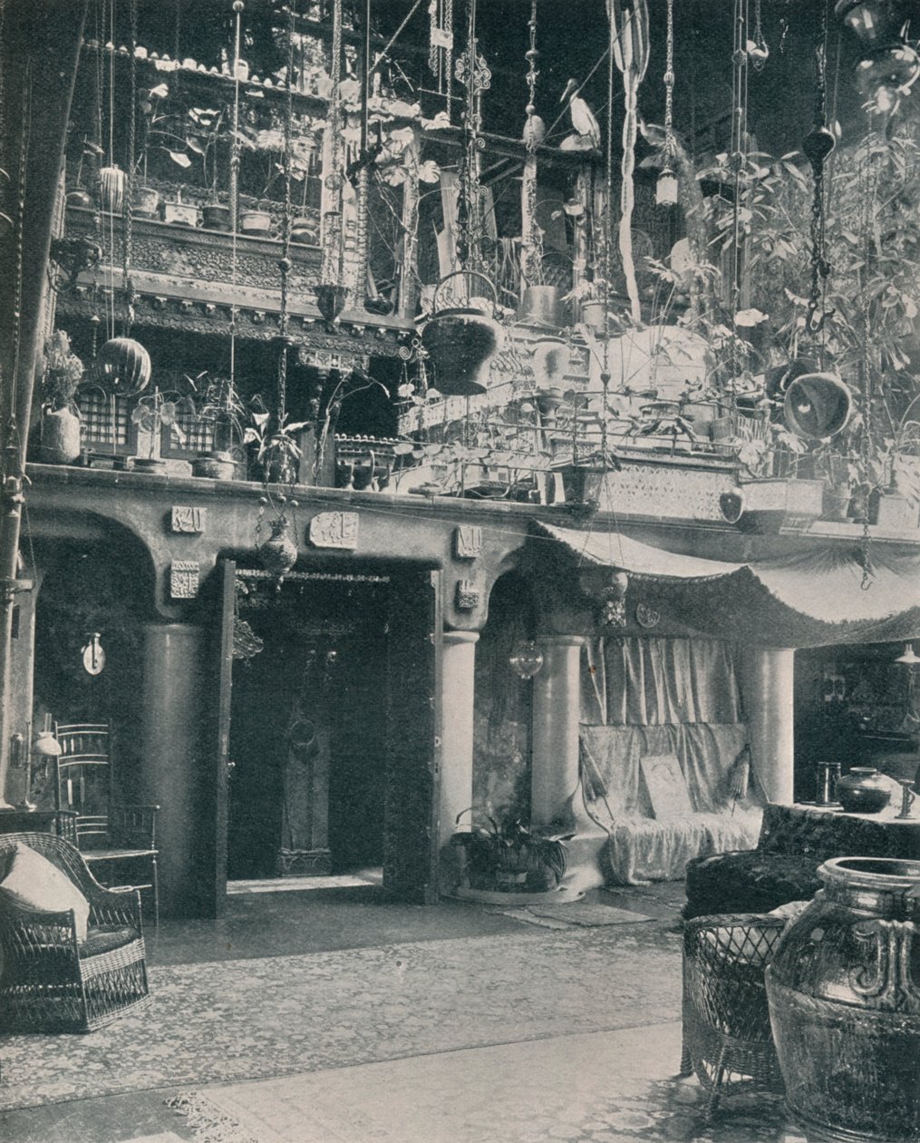 Eine Ecke im Studio von Mr. Louis C. Tiffany, 1897 von Unbekannt