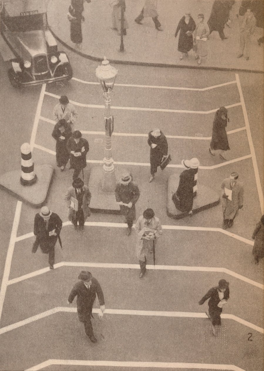 Eine Sicherheitsgasse gegenüber dem Charing Cross Bahnhof, um 1934, 1935 von Unbekannt