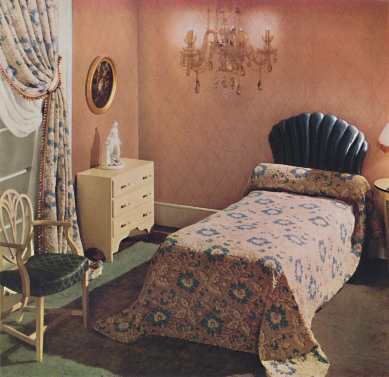 Eine Vantona Court Bettdecke verleiht diesem Schlafzimmer eine luxuriöse Note, 1942 von Unbekannt