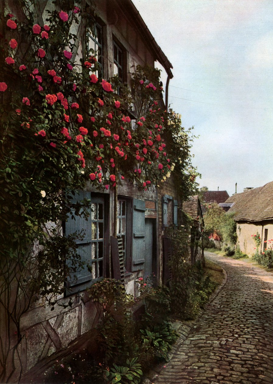 Eine gepflasterte Straße in Gerberoy, Frankreich, 1938 von Unbekannt