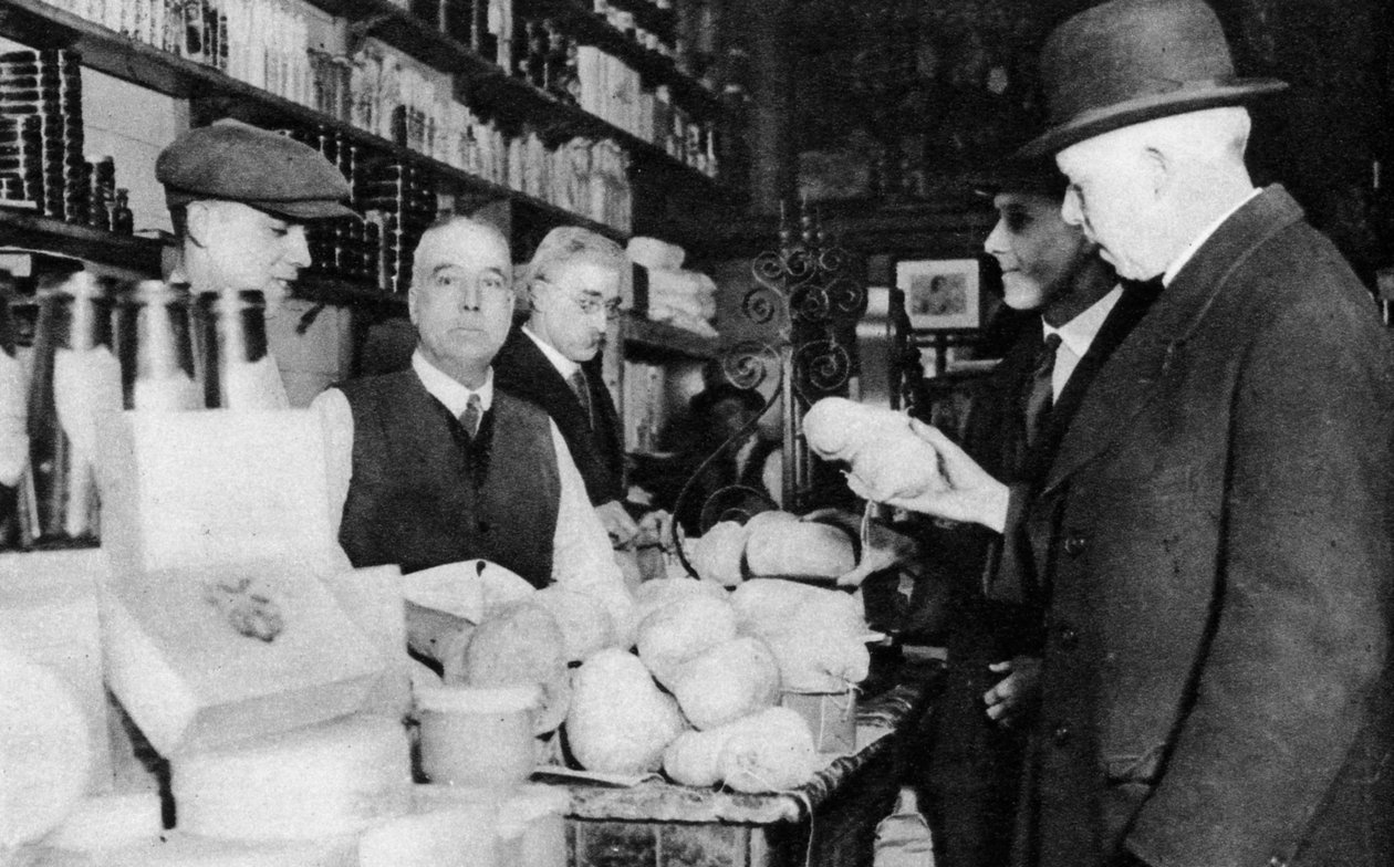 Ein Kunde inspiziert einen Haggis, London von Unbekannt