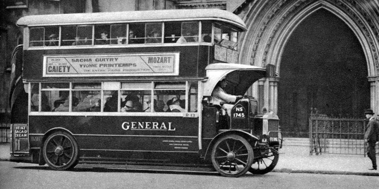 Ein Doppeldeckerbus vor den Gerichtsgebäuden, London, 1926-1927 von Unbekannt