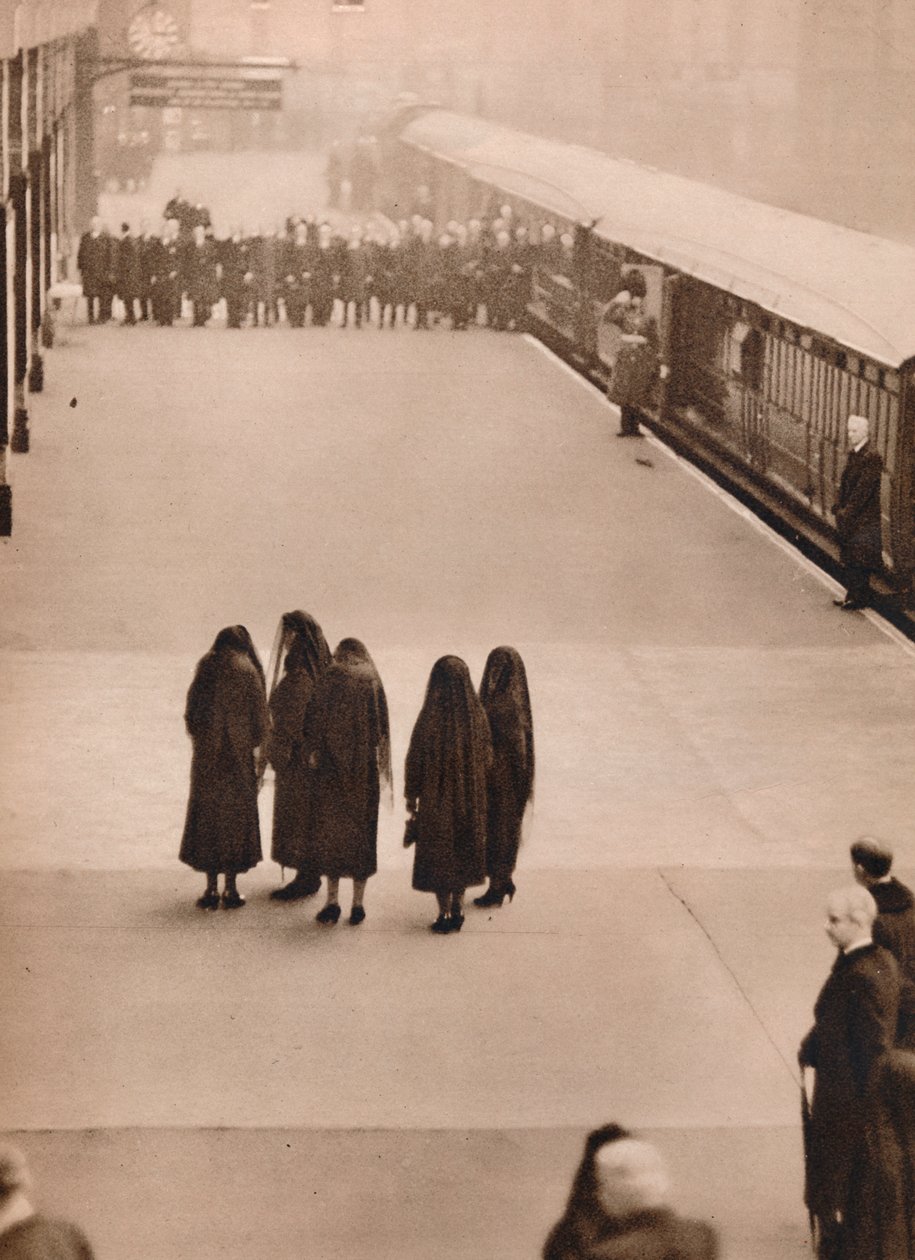 Eine einsame Gruppe königlicher Trauernder: Königin Mary mit der Prinzessin Royal, 1936 von Unbekannt