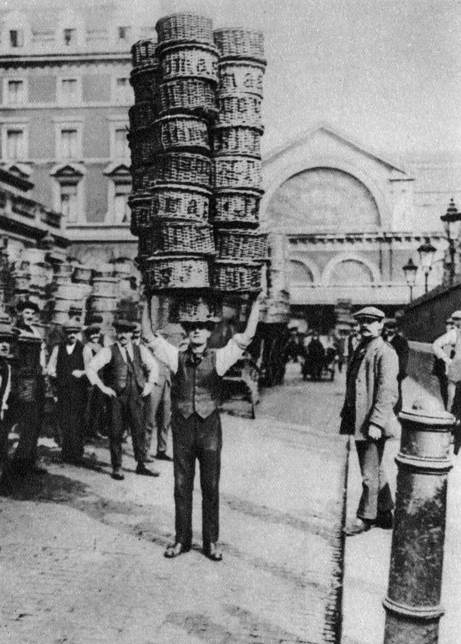 Ein Mann trägt viele Körbe auf dem Kopf, Covent Garden, London, 1926-1927 von Unbekannt