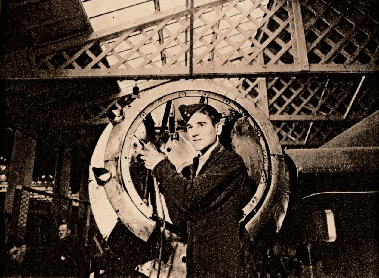 Ein Metallarbeiter mit automatischem Bohrer, 1940 von Unbekannt