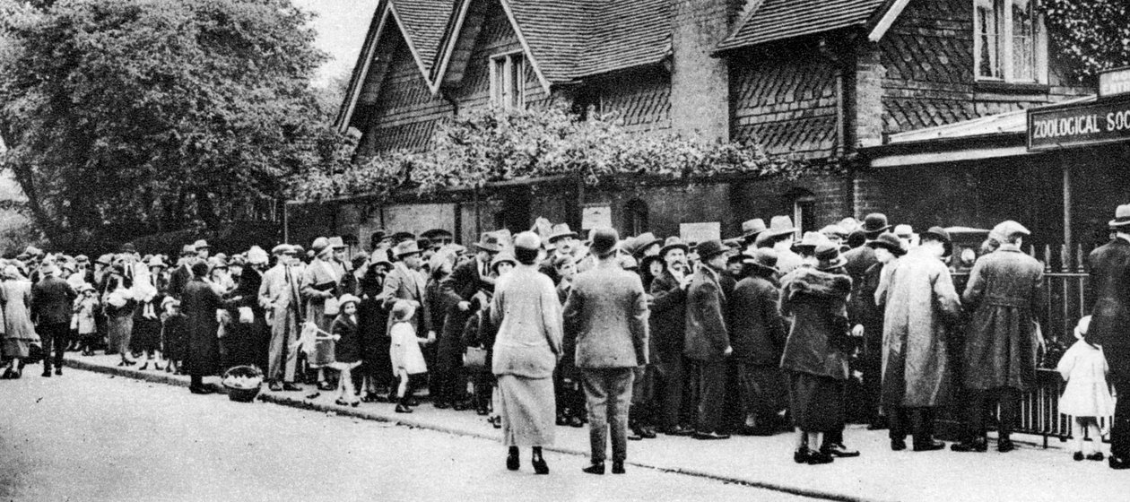 Schlange vor dem Zoo an einem Nationalfeiertag, London, 1926-1927 von Unbekannt