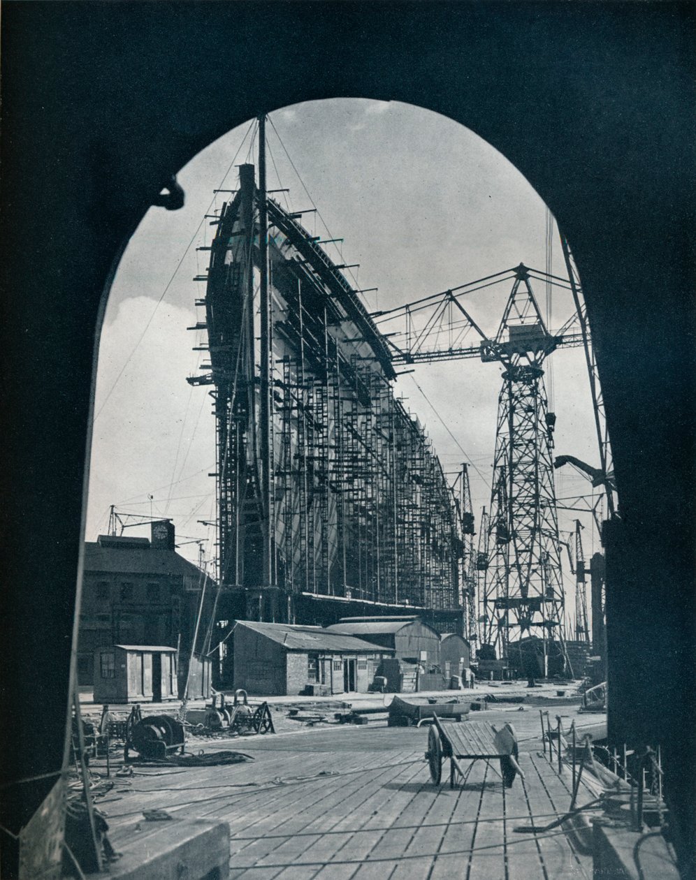 Ein beeindruckender Bugblick auf den riesigen Cunard-Liner, Queen Mary, in Clydebank, Glasgow, 1934 von Unbekannt