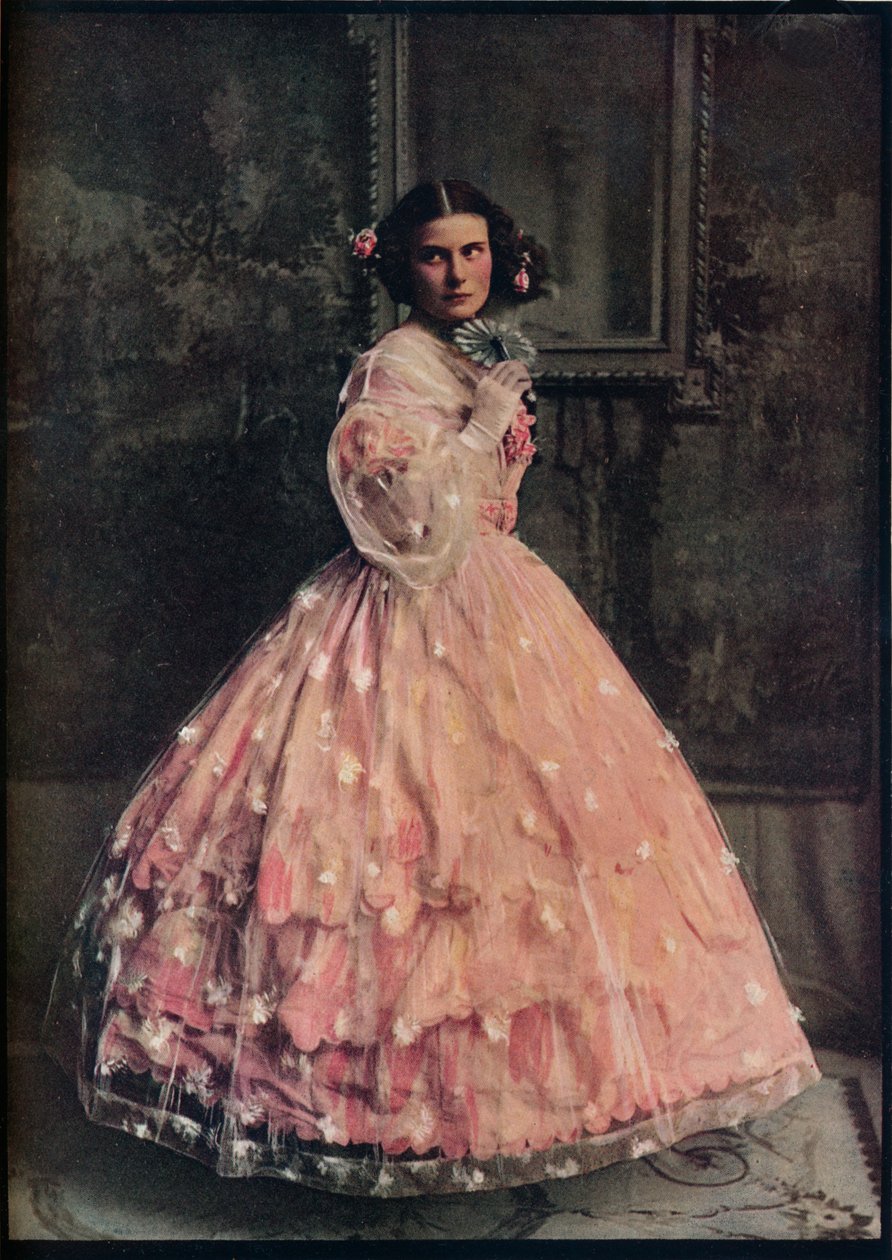Ein Ballkleid mit drei Volants aus rosa Seide, mit Überkleid aus weißer Blumenmuster-Gaze, 1850-60 von Unbekannt