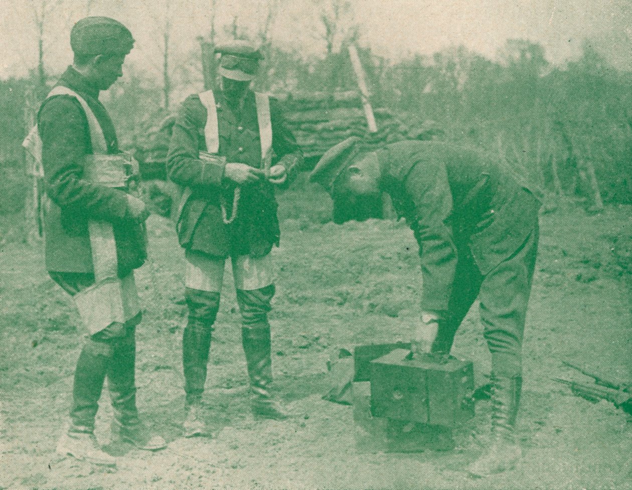 Luftfotografen befestigen Fallschirmgurte vor dem Aufstieg, ca. 1917, 1919 von Unbekannt