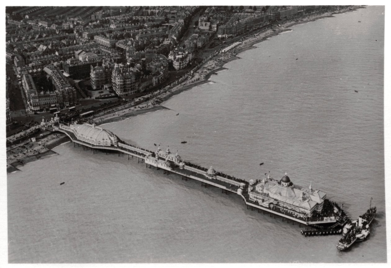 Luftaufnahme von Eastbourne, Sussex, aus einem Zeppelin, 1931-1933 von Unbekannt