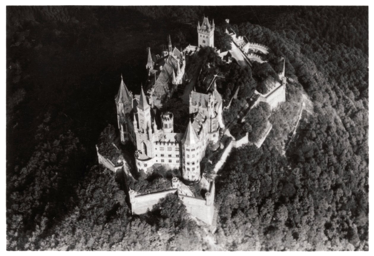 Luftaufnahme der Burg Hohenzollern, Baden-Württemberg, Deutschland, aus einem Zeppelin, ca. 1931, 1933 von Unbekannt