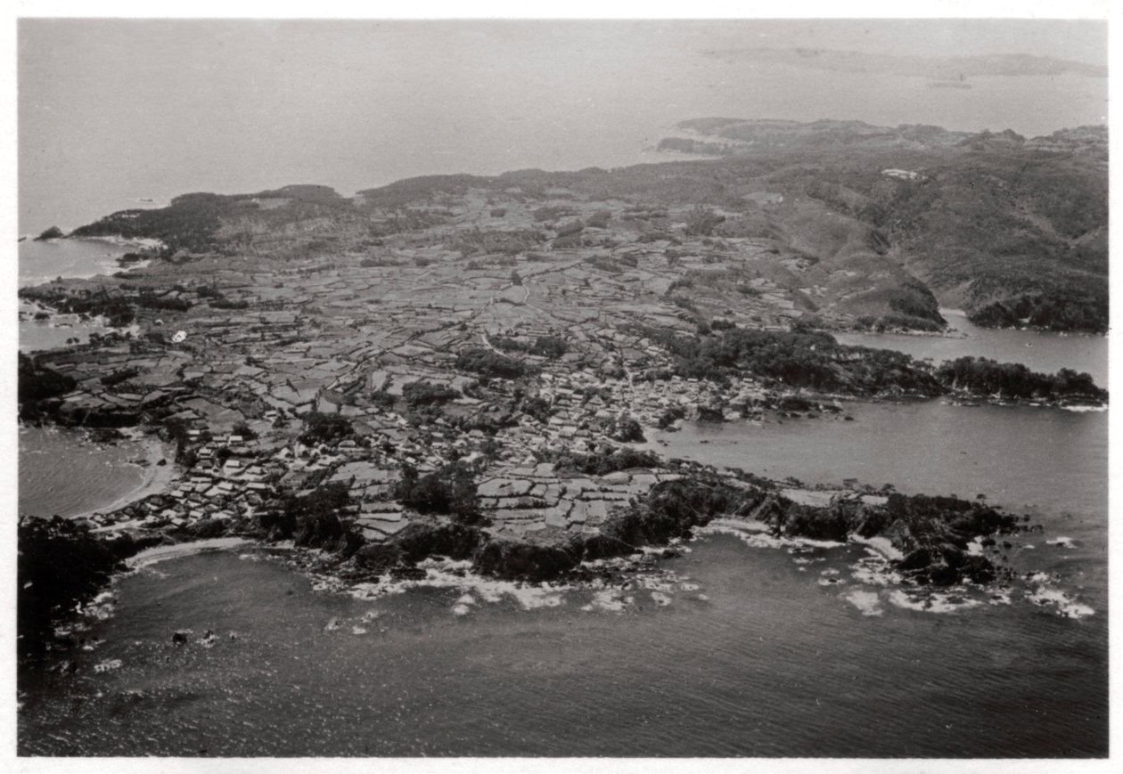 Luftaufnahme von Oginohama, Japan, aus einem Zeppelin, 1929-1933 von Unbekannt