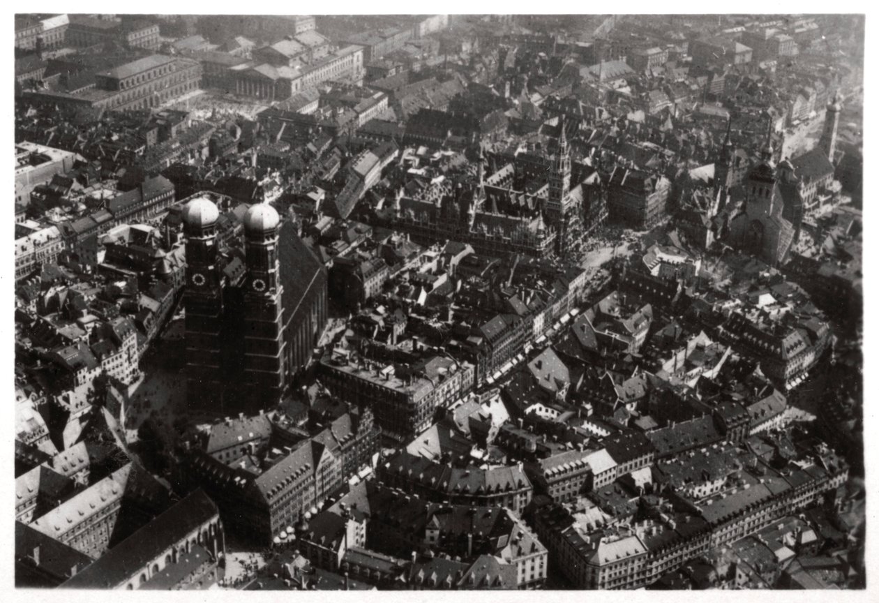 Luftaufnahme der Frauenkirche, München, Deutschland, aus einem Zeppelin, um 1931 von Unbekannt