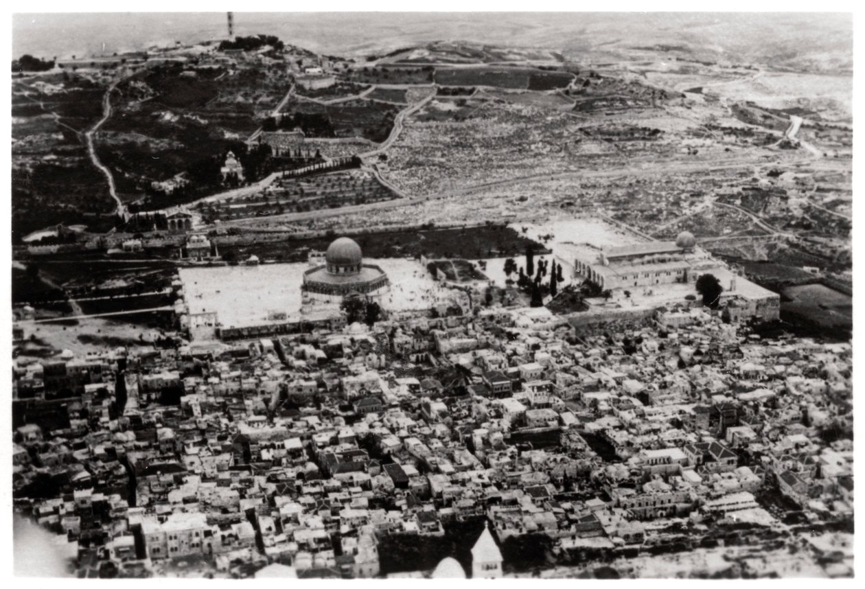 Luftaufnahme der Omar-Moschee, Jerusalem, Palästina, von einem Zeppelin, 1931-1933 von Unbekannt