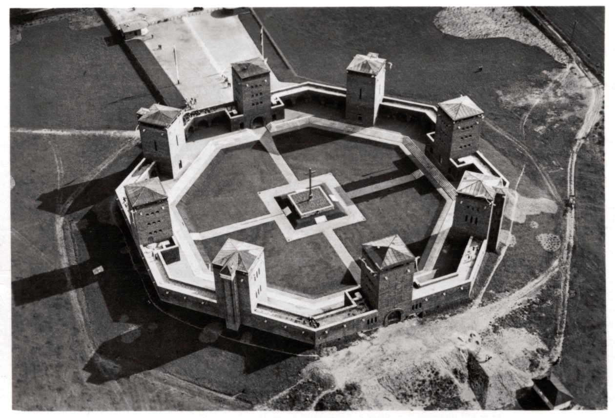 Luftaufnahme des Tannenberg-Denkmals, in der Nähe von Olsztynek, Polen, von einem Zeppelin, ca. 1931-1933 von Unbekannt