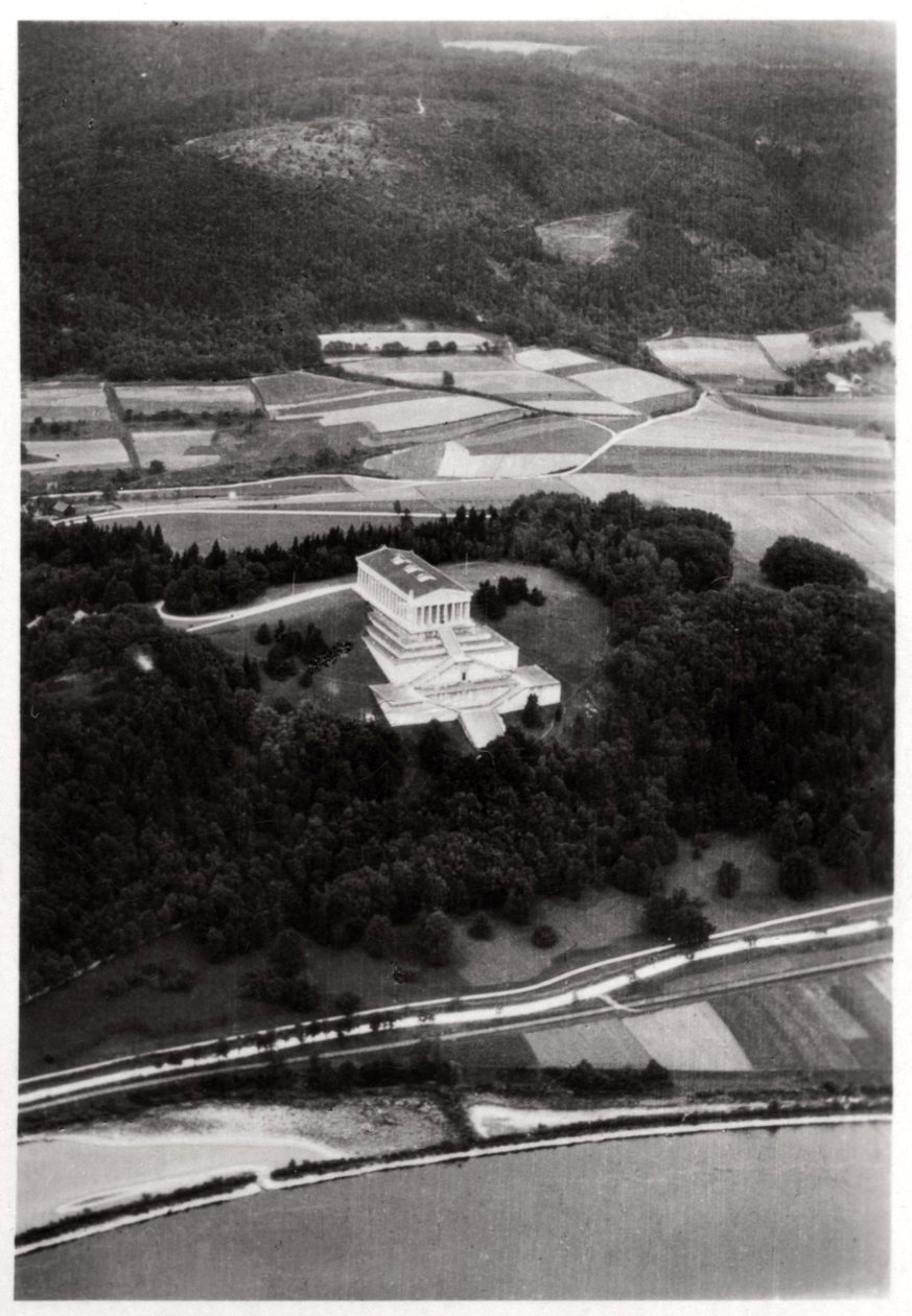 Luftaufnahme des Walhalla-Tempels, nahe Regensburg, Deutschland, aus einem Zeppelin, um 1931-1933 von Unbekannt