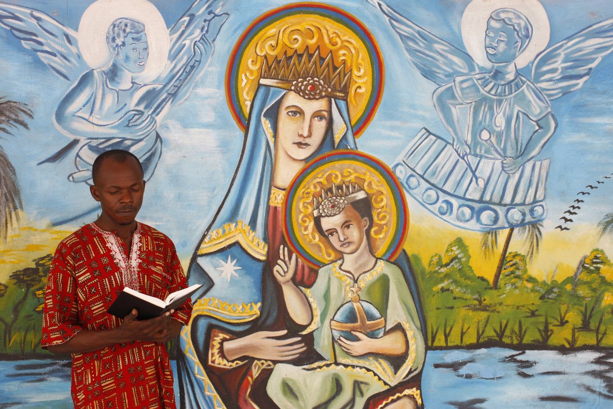 Afrikanischer Mann liest die Bibel, Togo Ville, Togo von Unbekannt