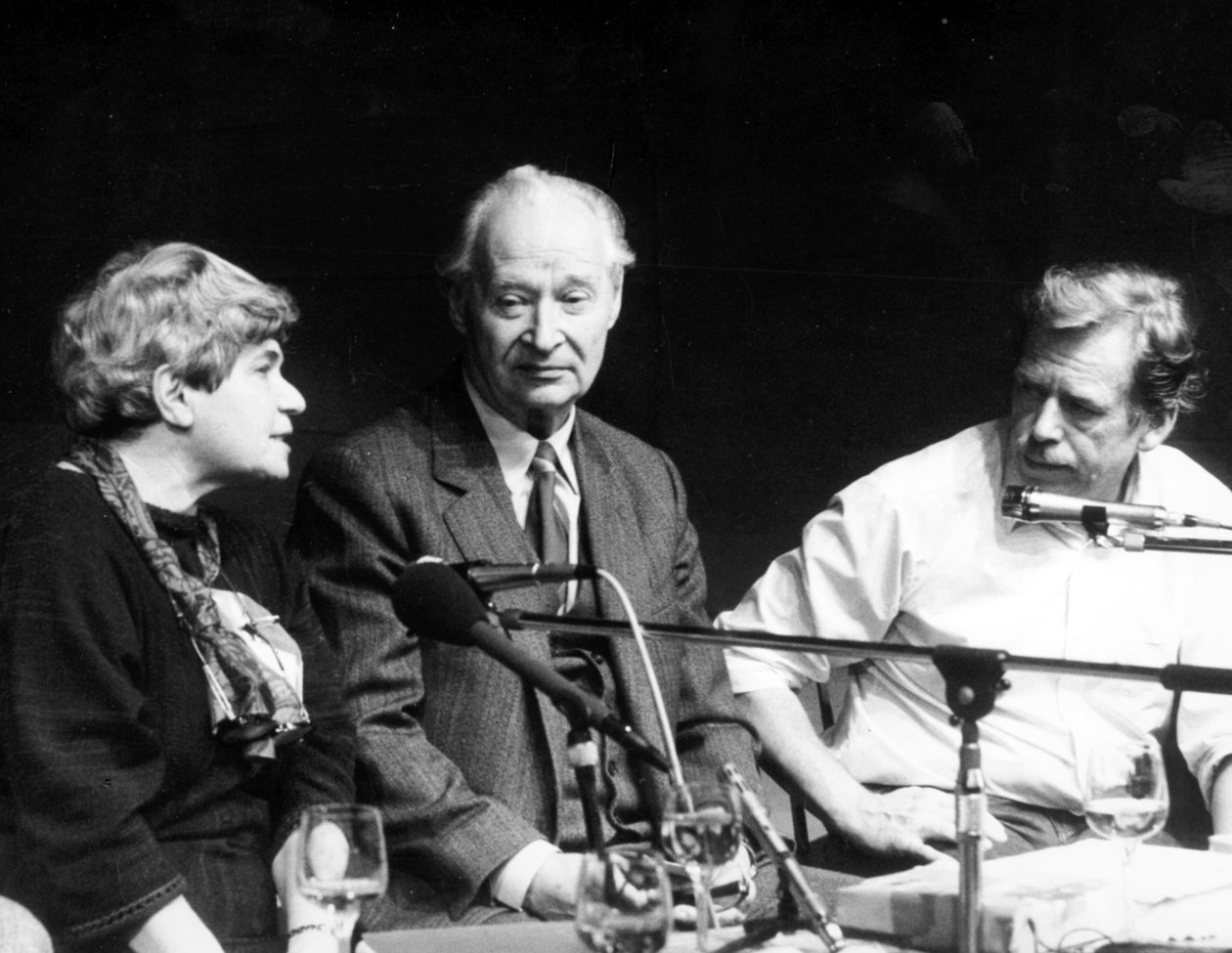 Alexander Dubcek mit Frau Rita Klimova, später tschechoslowakische Botschafterin in den USA, und Vaclav Havel, während einer Pressekonferenz des Bürgerforums am 24. November von Unbekannt