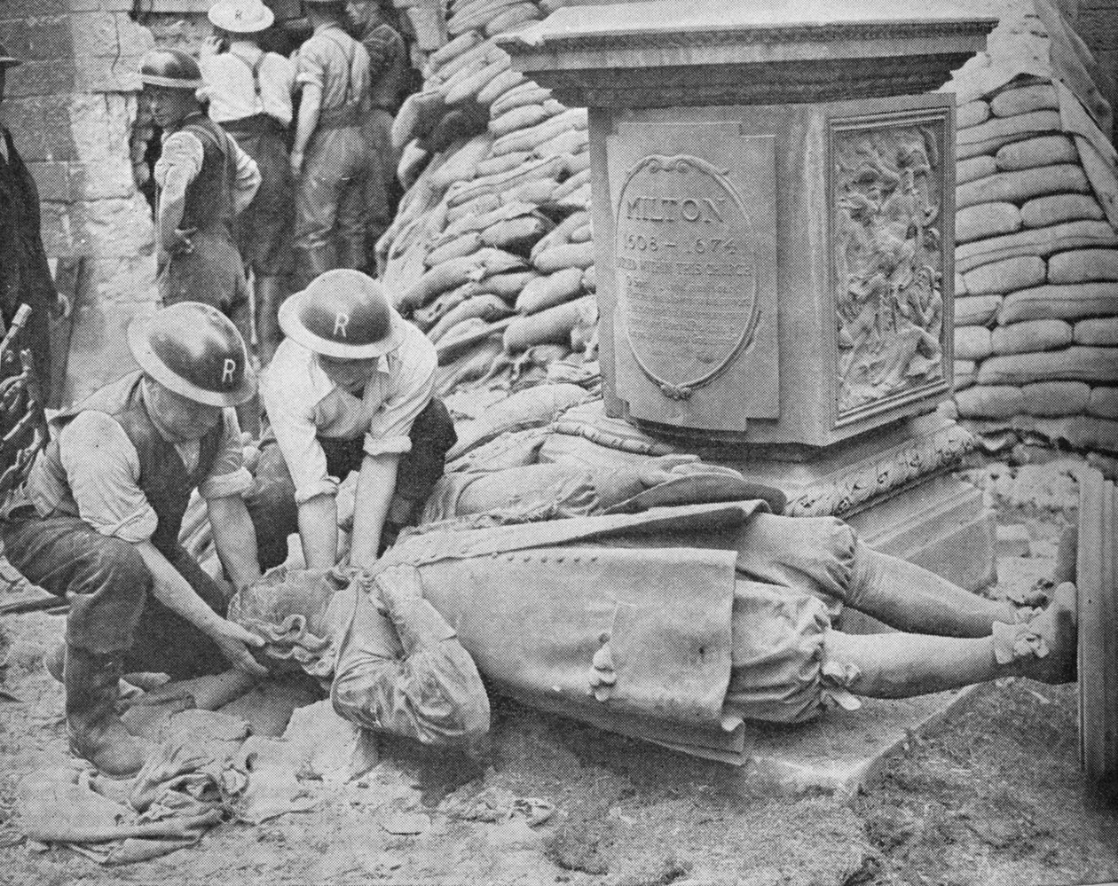 Nächtlicher Angriff auf die Hauptstadt Britanniens - Statue von John Milton, 1940 von Unbekannt