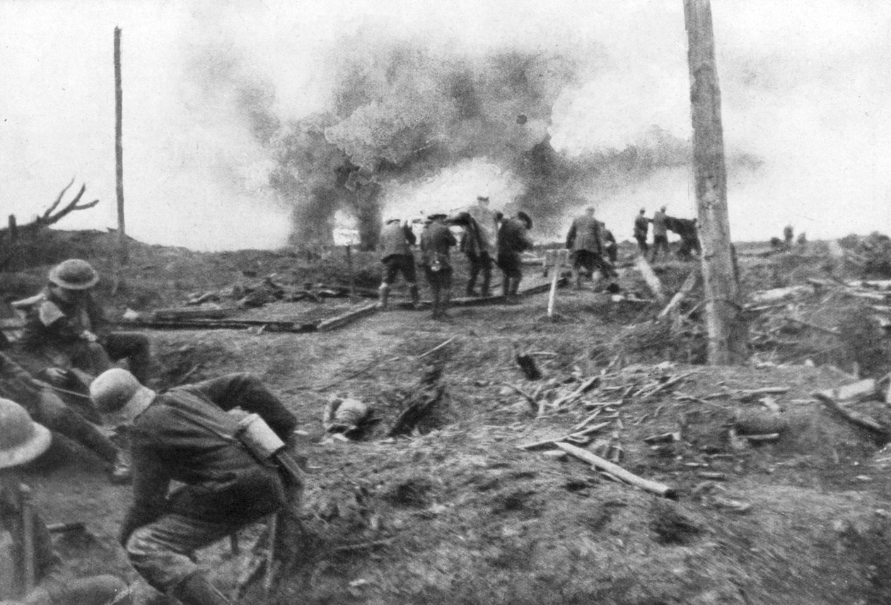 Alliierte Truppen und deutsche Gefangene an der Menin-Straße, nahe Ypern, Belgien, 30. Oktober 1917 von Unbekannt