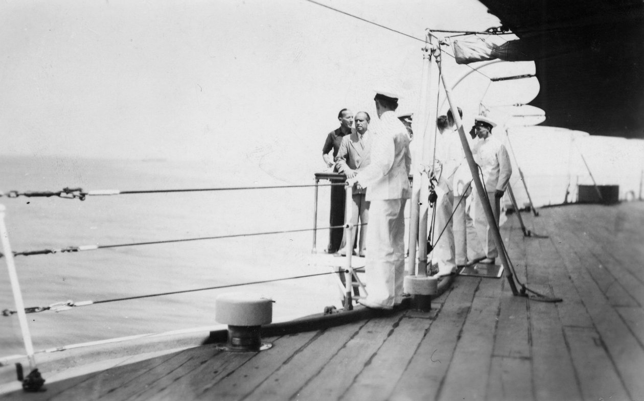 Amerikanischer Schauspieler und Filmregisseur Douglas Fairbanks Sr. an Bord der HMS Malaya, Venedig, Italien 1938 von Unbekannt