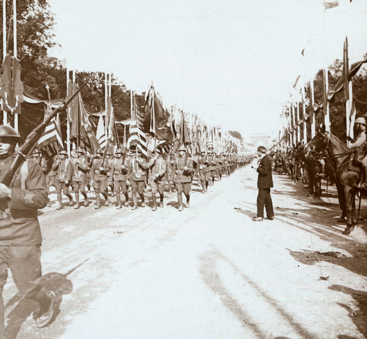 Amerikanische Truppen marschieren in der Siegesparade, Paris, Frankreich, ca. 1918-1919 von Unbekannt