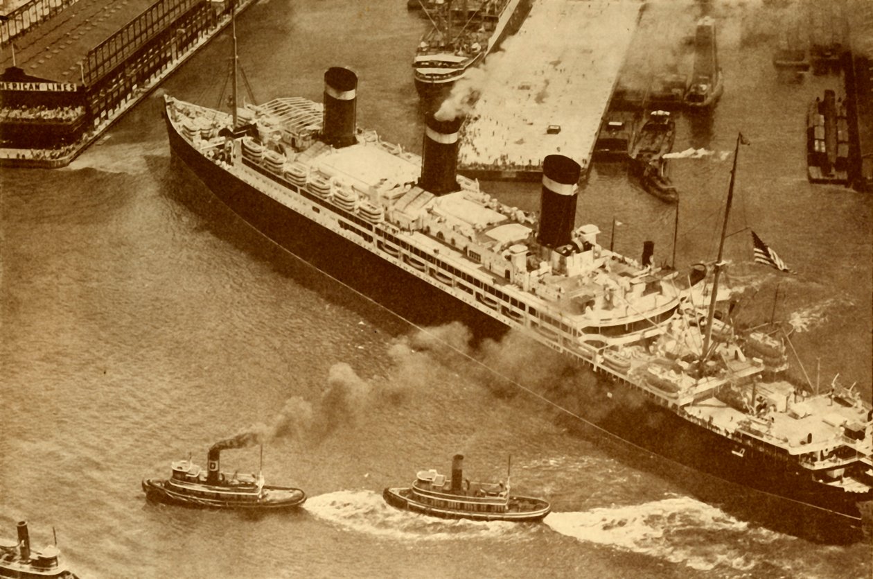 Ein Luftbild der Leviathan, die von kleinen Schleppern in ihr Dock in New York geschleppt wird, um 1930 von Unbekannt