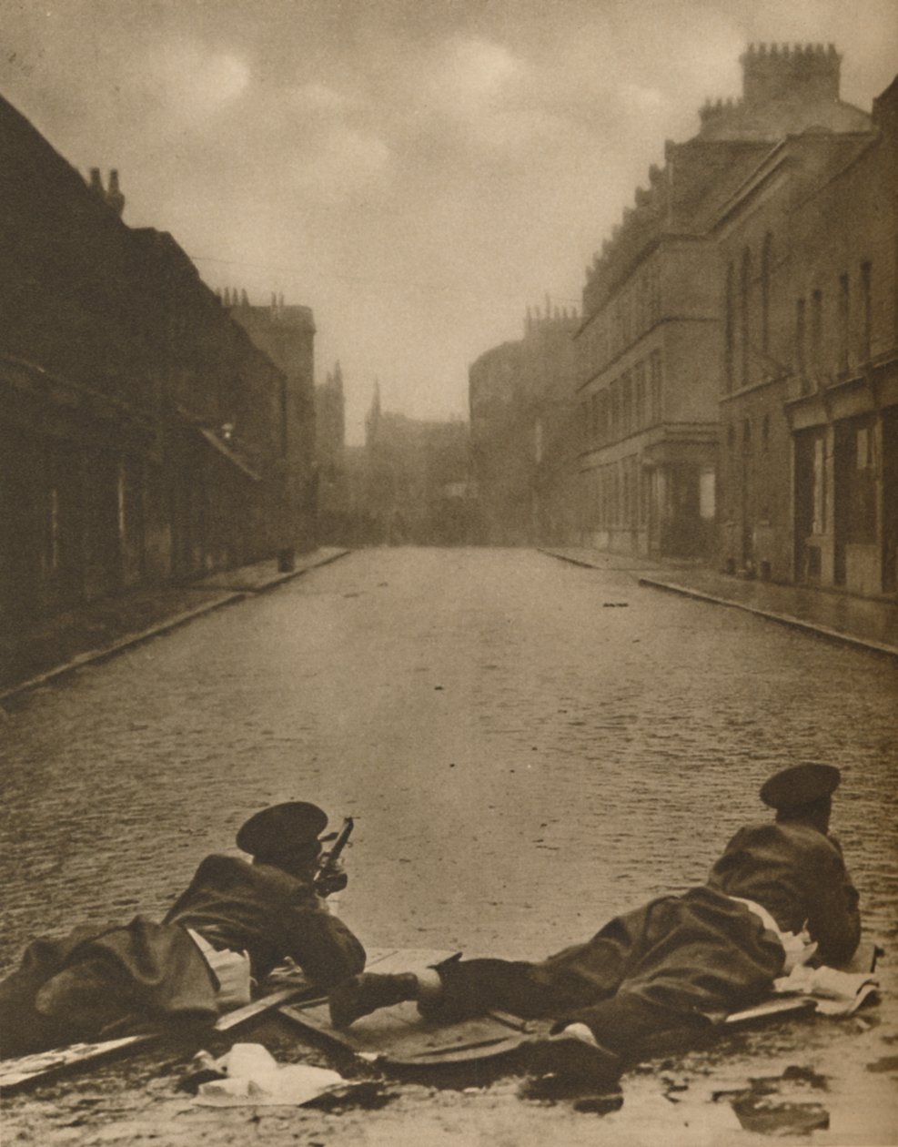 Eine Episode aus dem East End: Scots Guards im Einsatz in der Sydney Street im Jahr 1911, ca. 1935 von Unbekannt