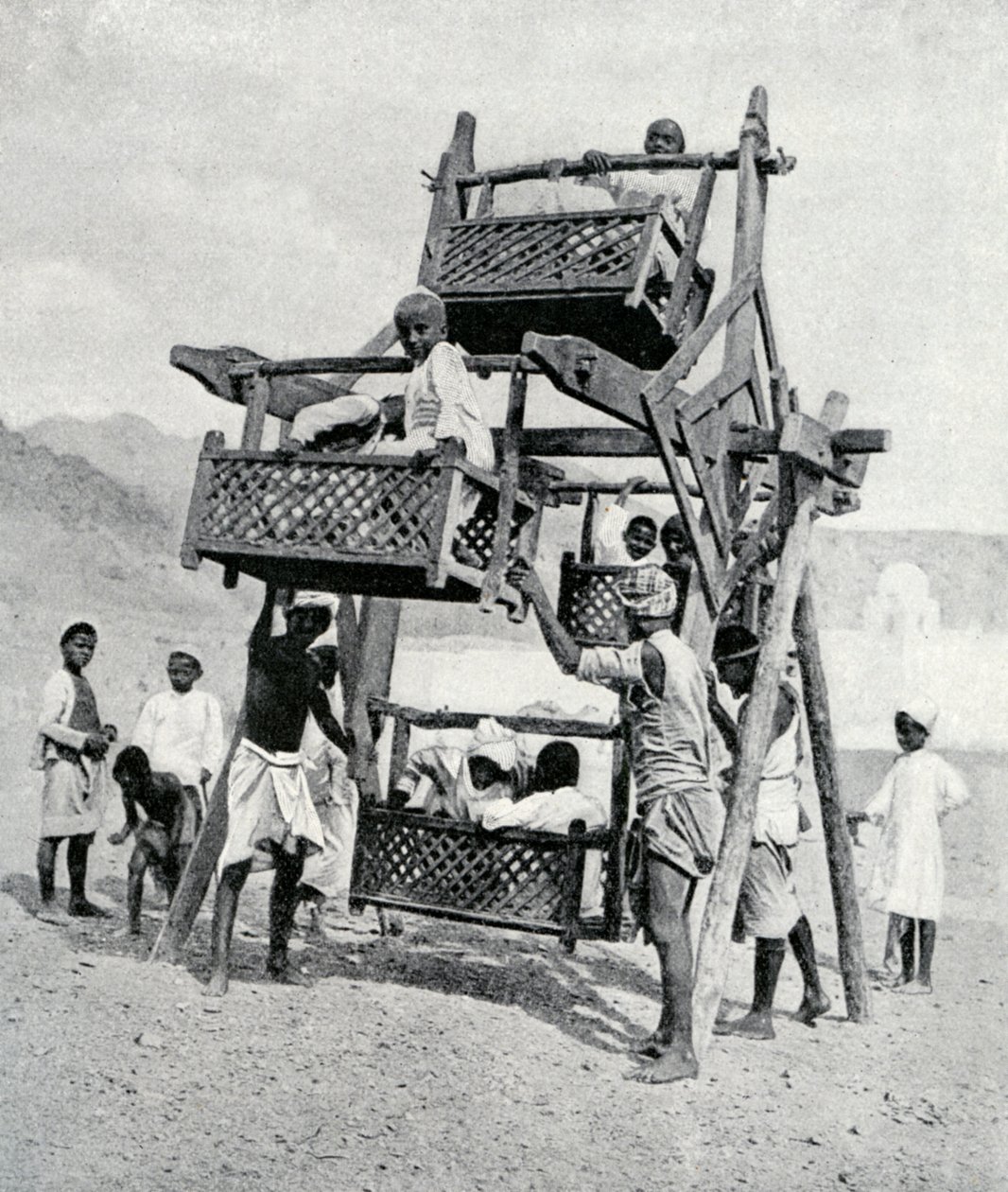 Arabische Kinder genießen ein Riesenrad, 1922 von Unbekannt