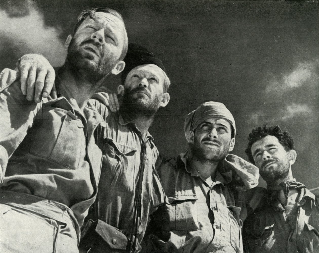 Als die Deutschen bei Alamein angriffen, gingen diese vier Männer in die britischen Linien, ca. 1942-1943, 1945 von Unbekannt