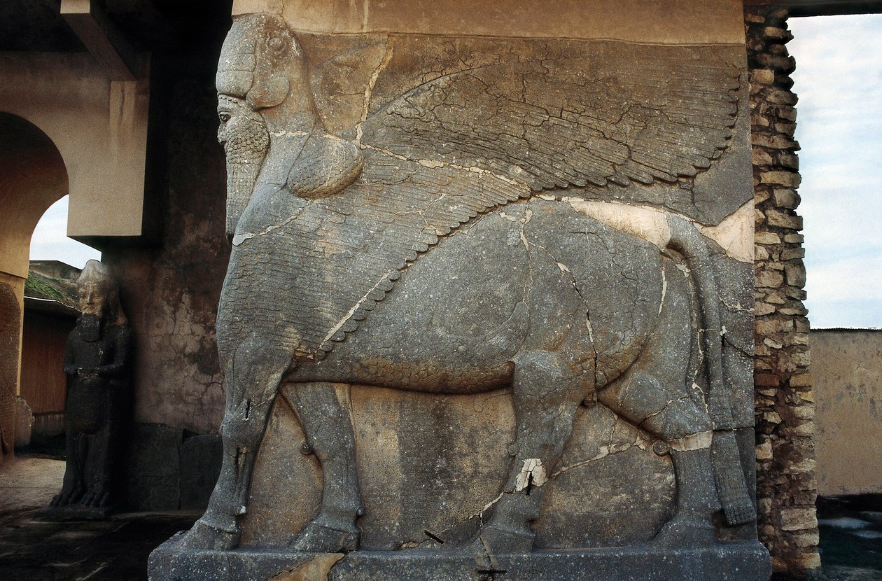 Assyrische Kunst: geflügelter Stier, Wächter des Palasteingangs, Skulptur von Unbekannt